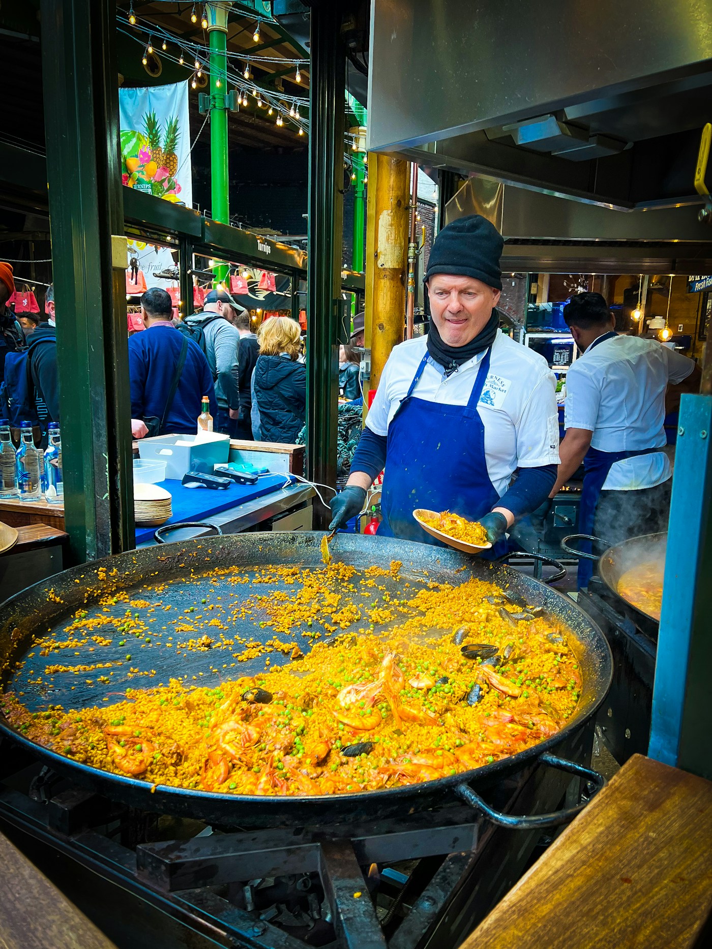 Paellero preparando paella para eventos en vivo