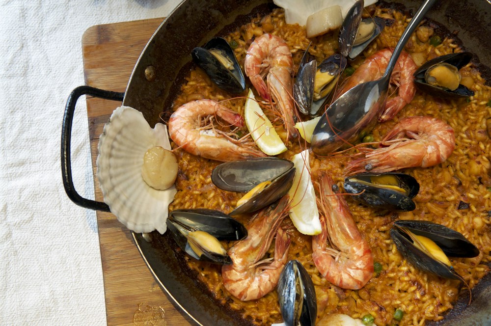Paella de carnes artesanal servida en paellera